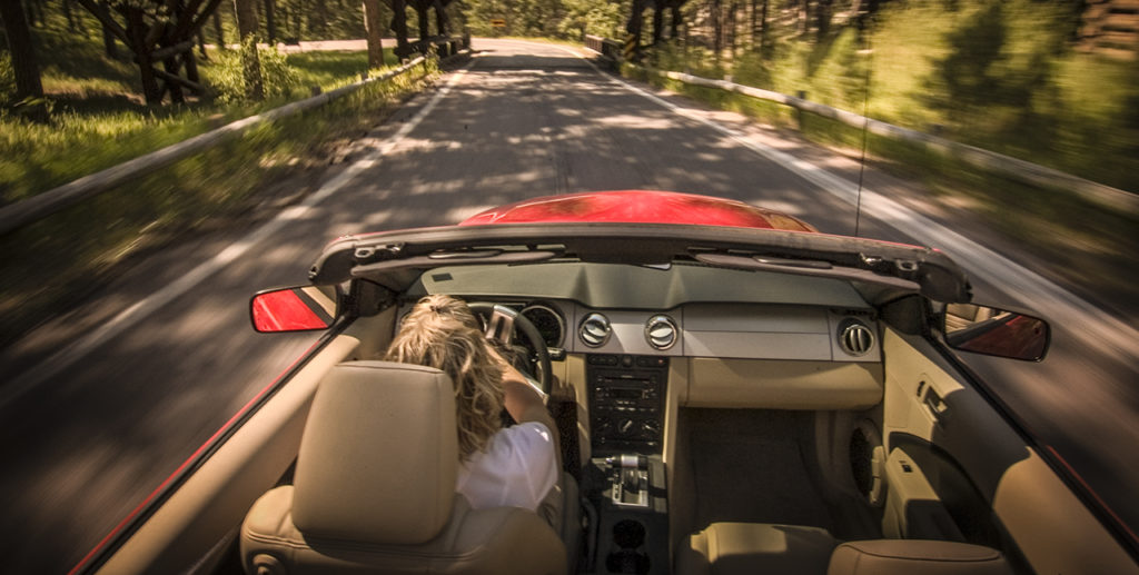 Donna al volante per le strade degli Stati Uniti