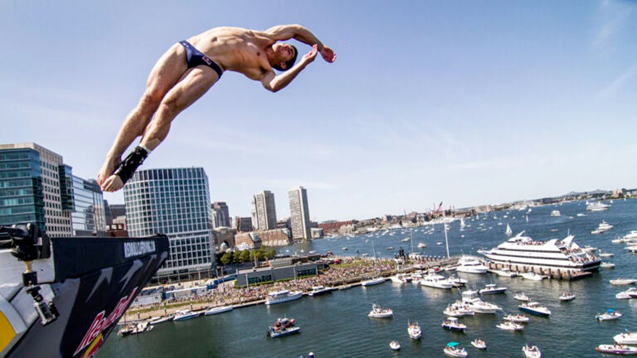 La finale della 16° Red Bull Cliff Diving World Series 2025 a Boston a settembre