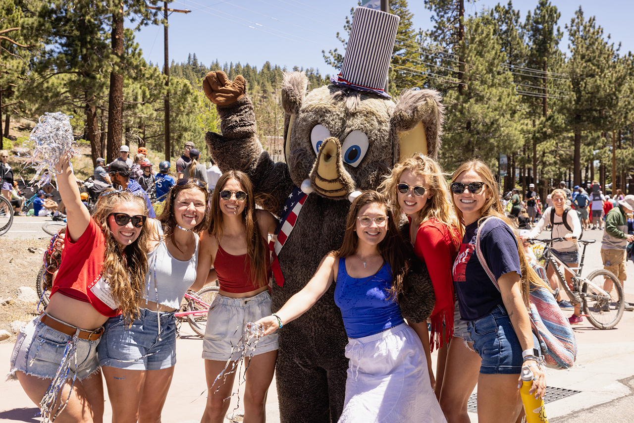 INDEPENDENCE DAY NELLA EASTERN SIERRA: MAMMOTH LAKES CELEBRA I 250 ANNI DEGLI STATI UNITI